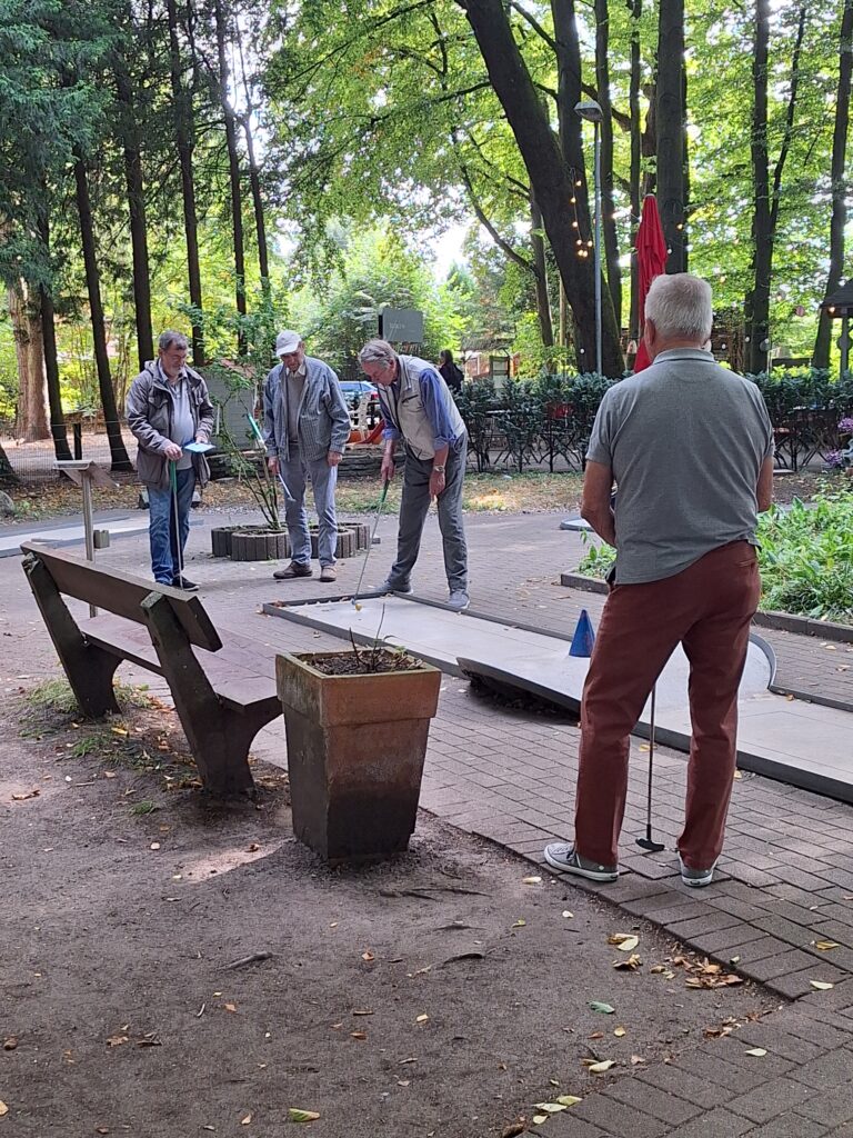 Die Herren der Minigolf  Gruppe
die Damen sind ganz vorne mit dabei