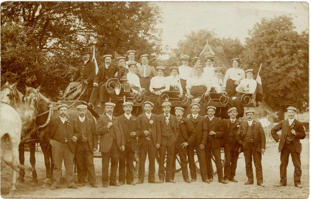  historisches Foto  einer Ausfahrt mit Pferd und Wagen vom Club Gemütlichkeit des Familienvereins Bönningstedt.