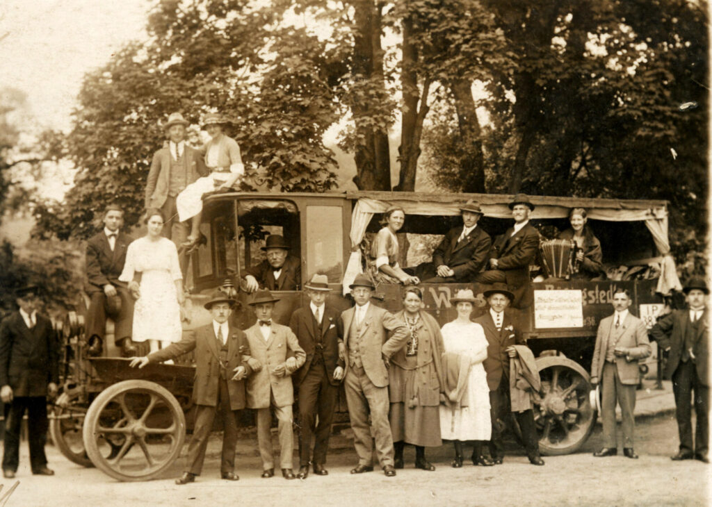 Fahrt mit dem Lastwagen zu einer sonntäglichen traditionellen  Veranstaltung